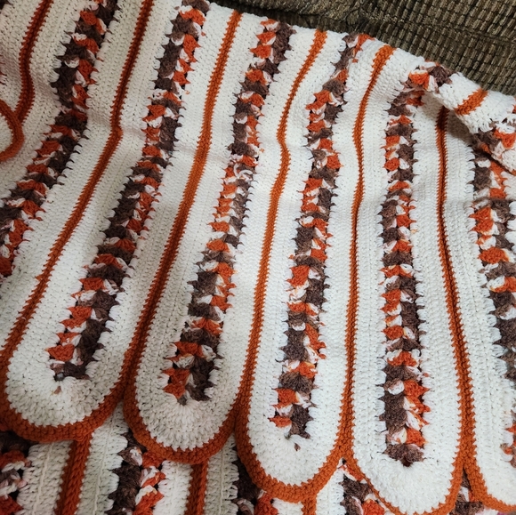 Vtg Afghan Throw Scalloped Edge Hand Crocheted Fall Thanksgiving Colors 48x50in - Picture 7 of 9